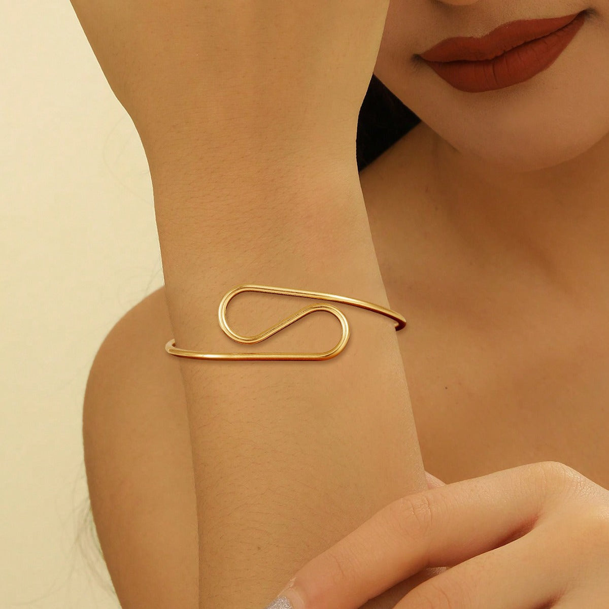 Women's cuff in modern wave pattern Style and Serve