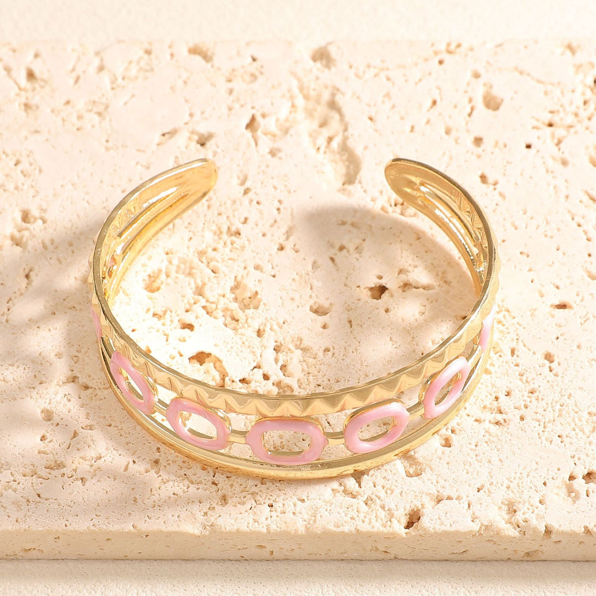 Women's cuff with elegant spiral design Style and Serve