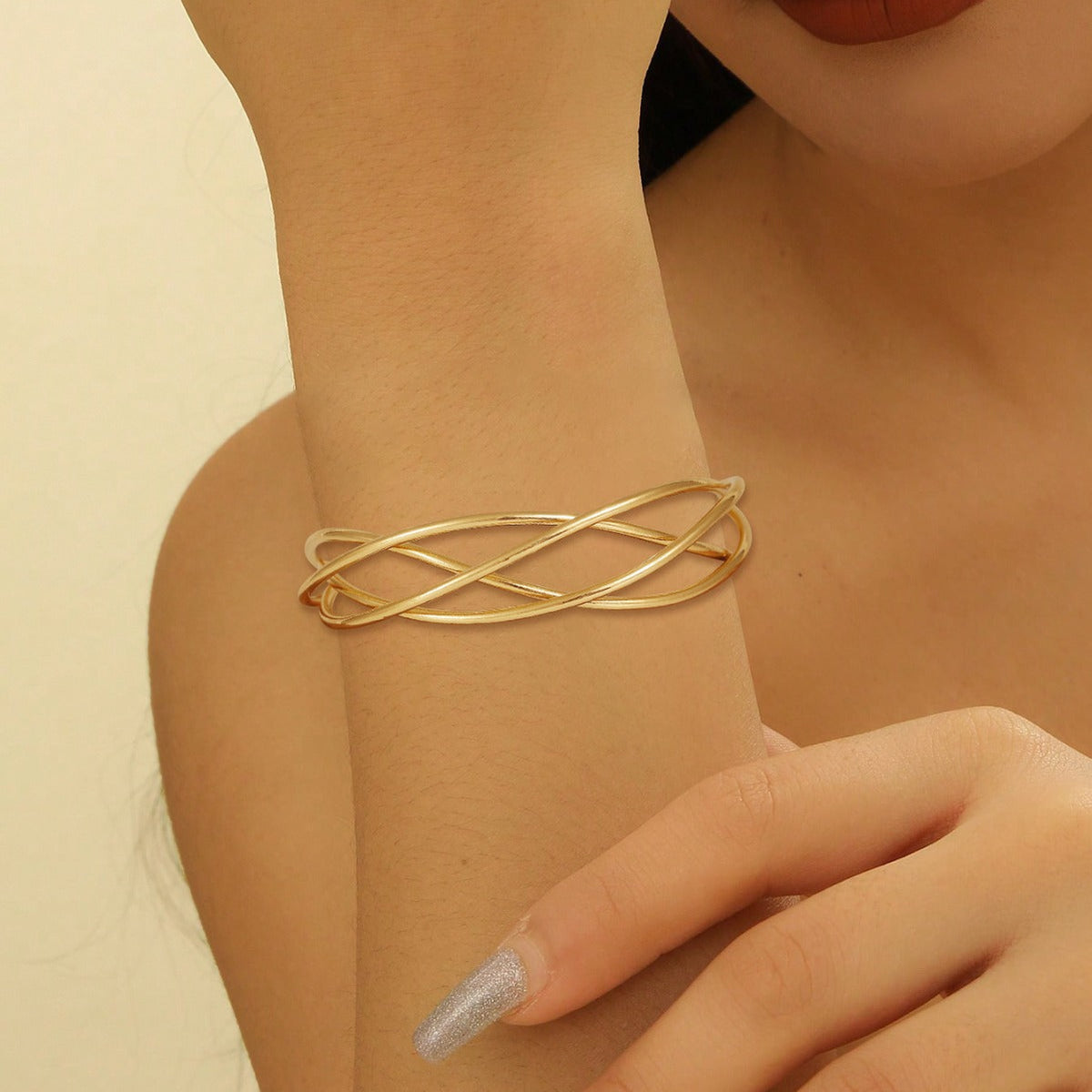Ladies' bangle with elegant curved design Style and Serve