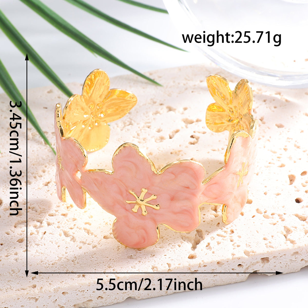 Ladies' bangle with floral motifs Style and Serve