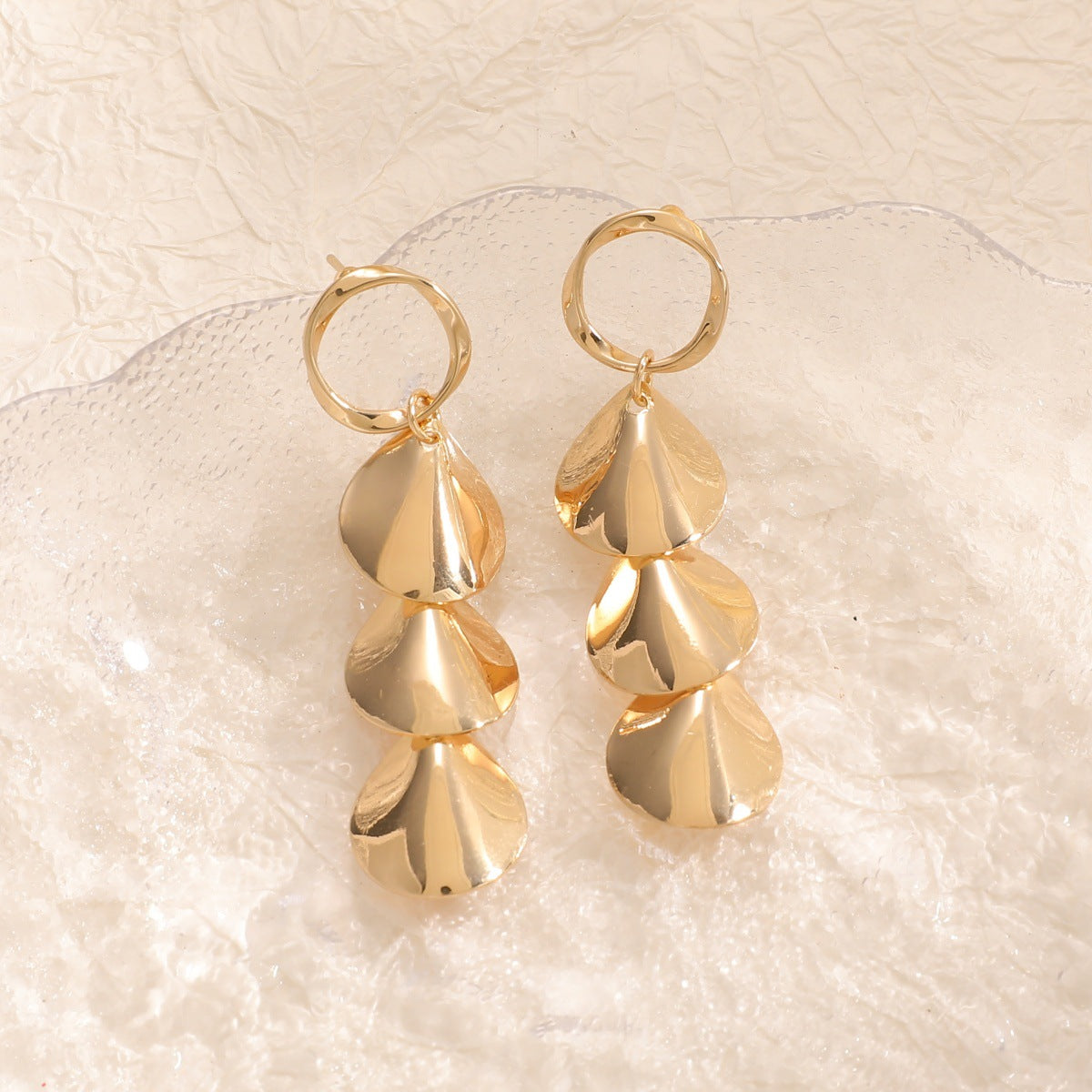 Women Hanging Earrings with Elegant Shell Design Style and Serve