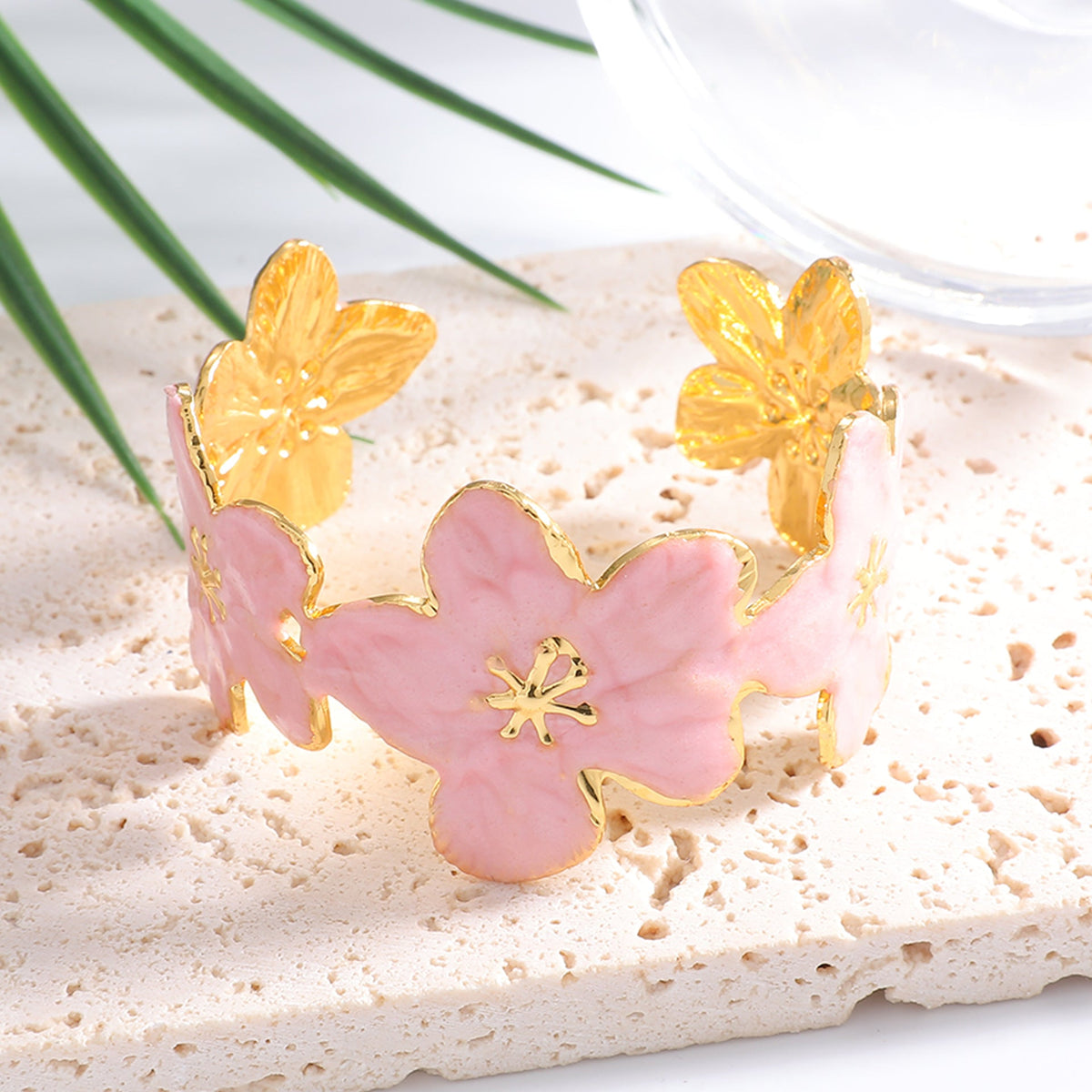 Ladies' bangle with floral motifs Style and Serve