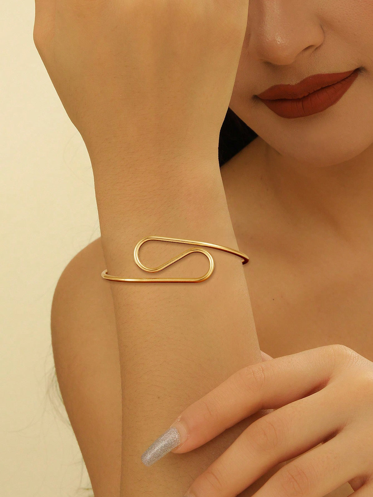 Women's cuff in modern wave pattern Style and Serve