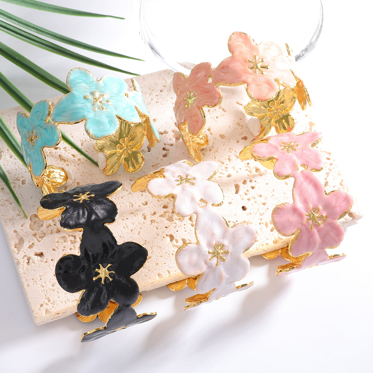 Ladies' bangle with floral motifs Style and Serve