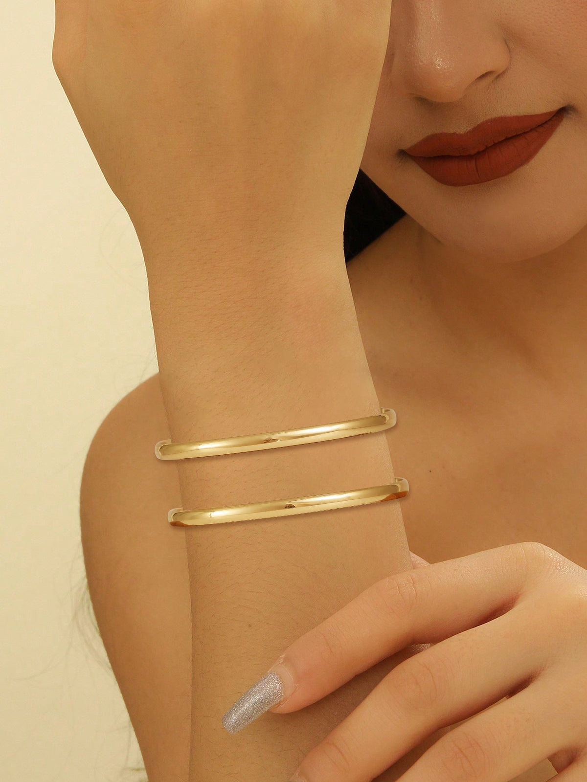 Ladies' bangle with elegant curved design Style and Serve