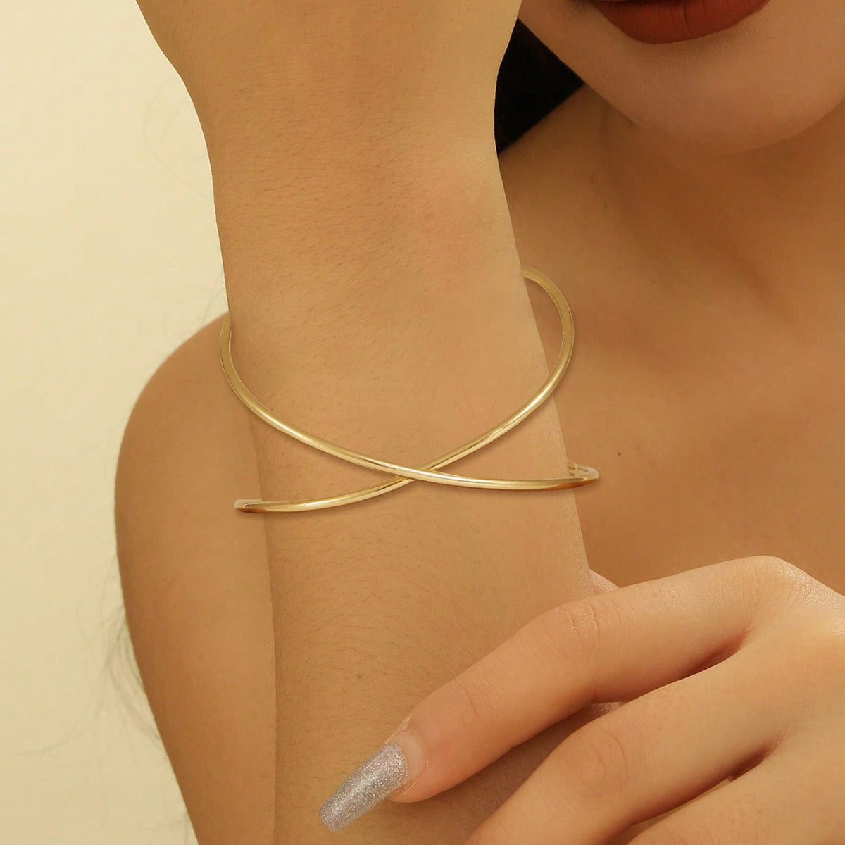 Ladies' bangle with elegant curved design Style and Serve