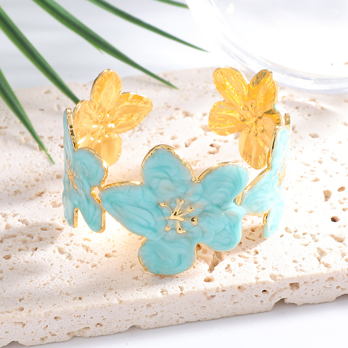 Ladies' bangle with floral motifs Style and Serve
