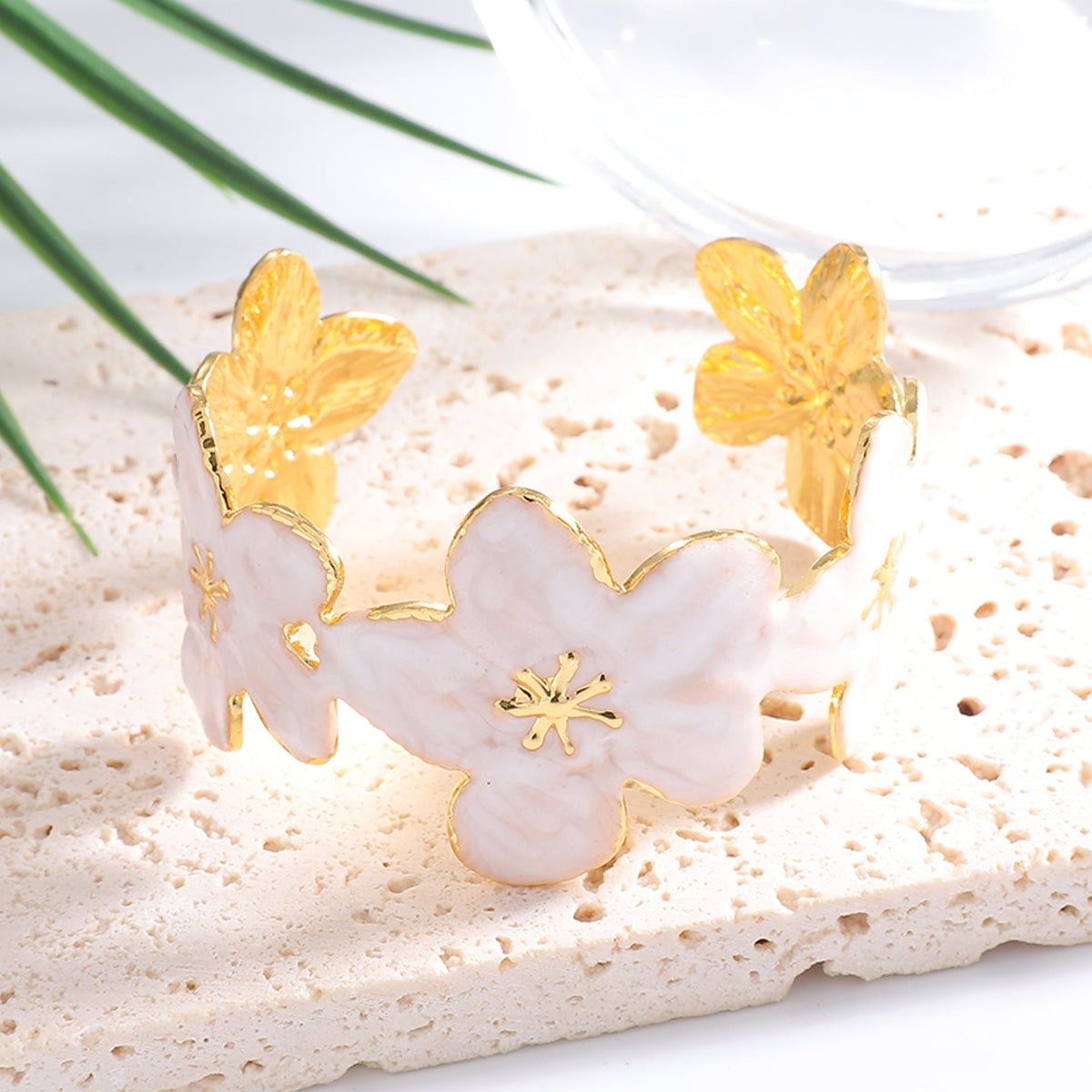 Ladies' bangle with floral motifs Style and Serve