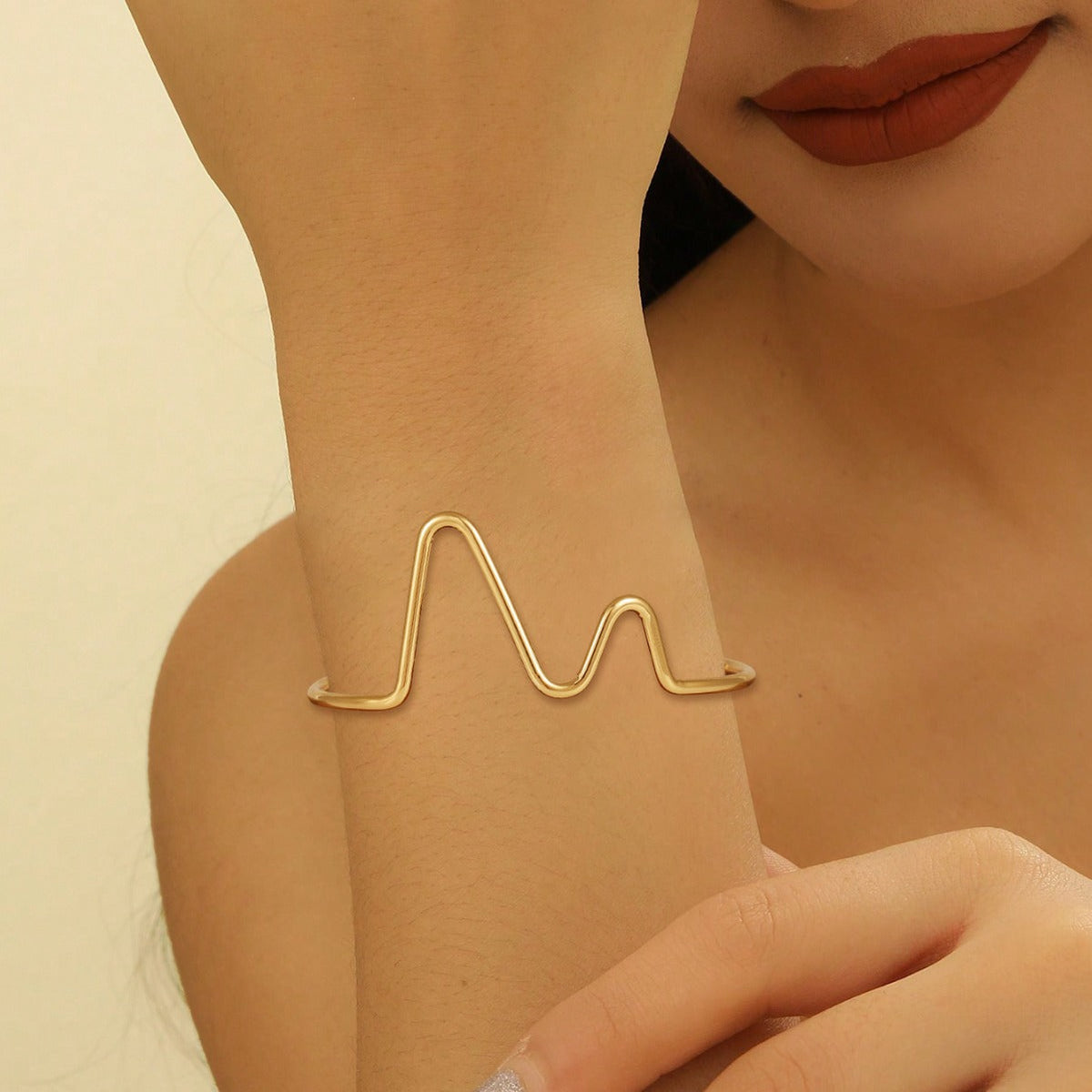 Women's cuff in modern wave pattern Style and Serve