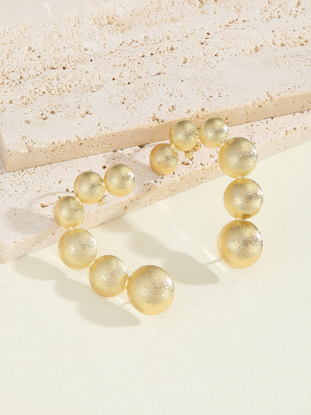 Women's bracelet with structured, golden beads Style and Serve