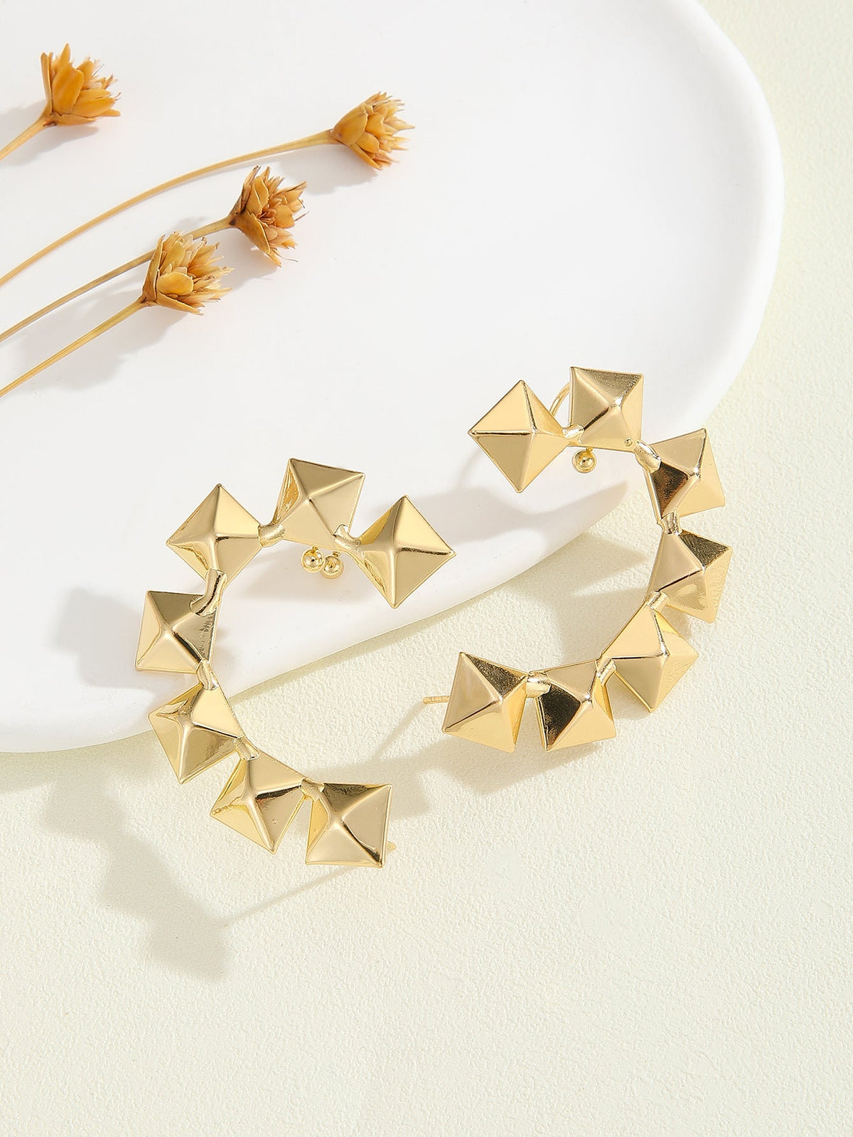 Women's bracelet with structured, golden beads Style and Serve