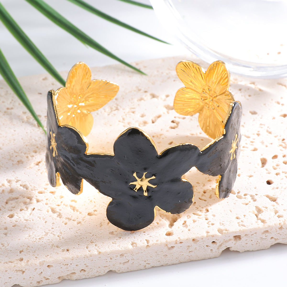 Ladies' bangle with floral motifs Style and Serve