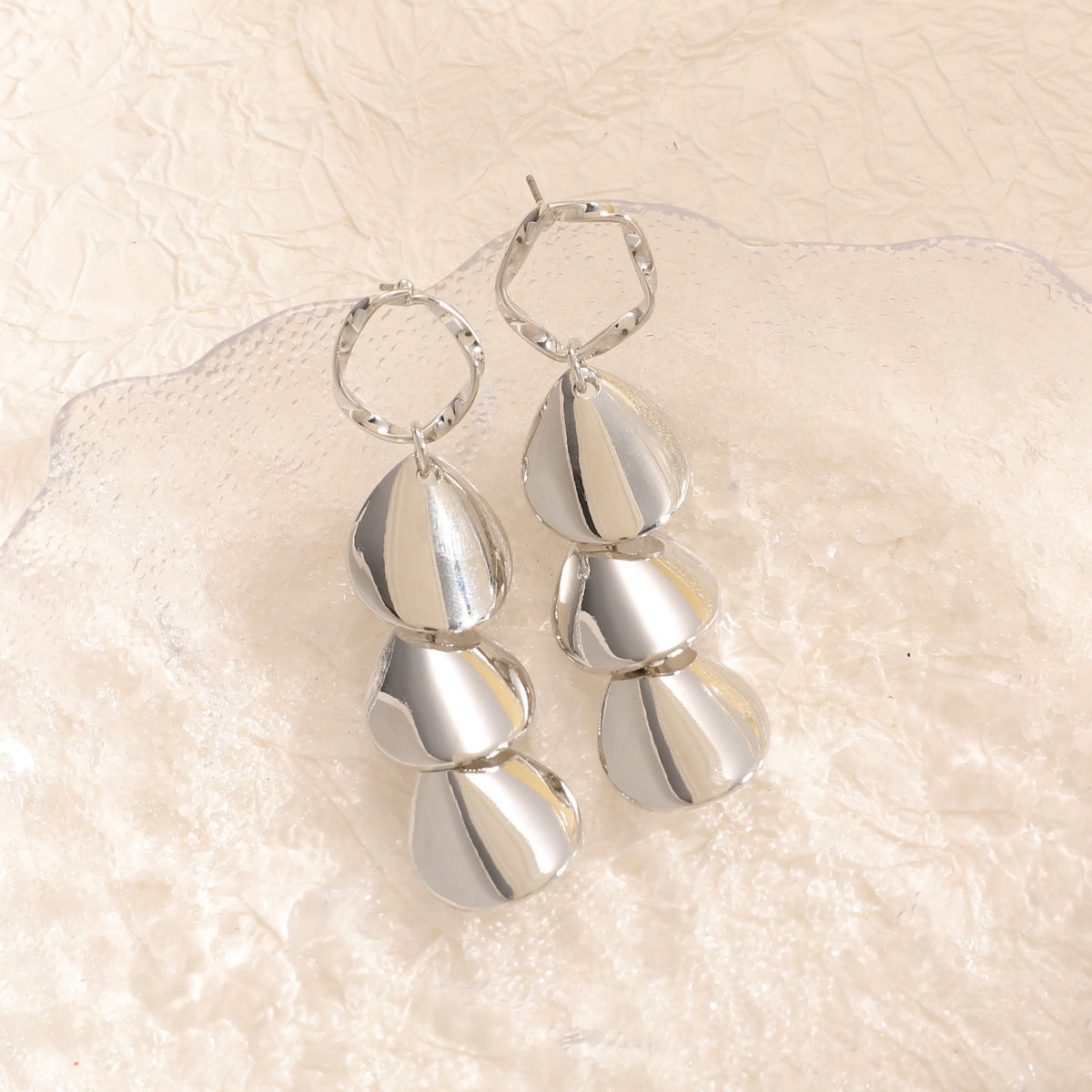 Women Hanging Earrings with Elegant Shell Design Style and Serve