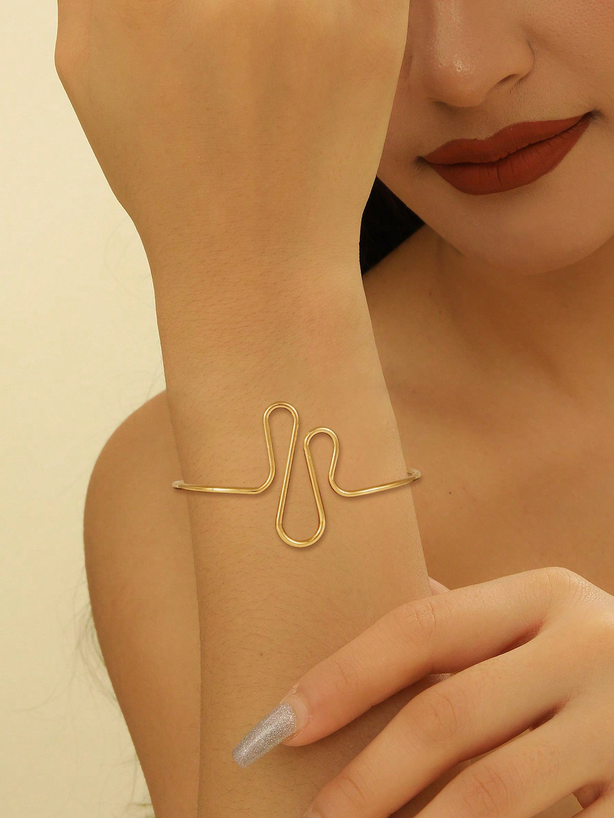 Women's cuff in modern wave pattern Style and Serve
