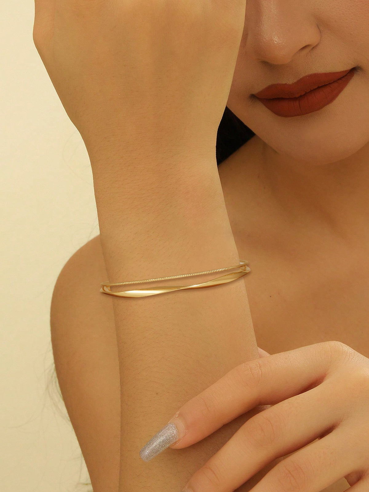 Ladies' bangle with elegant curved design Style and Serve