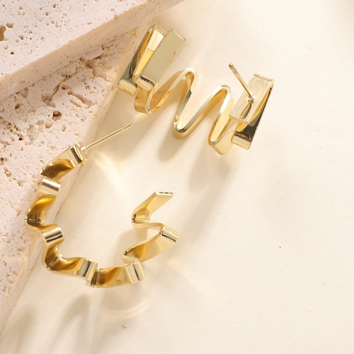 Women's Drop Earrings with Wavy Design Style and Serve