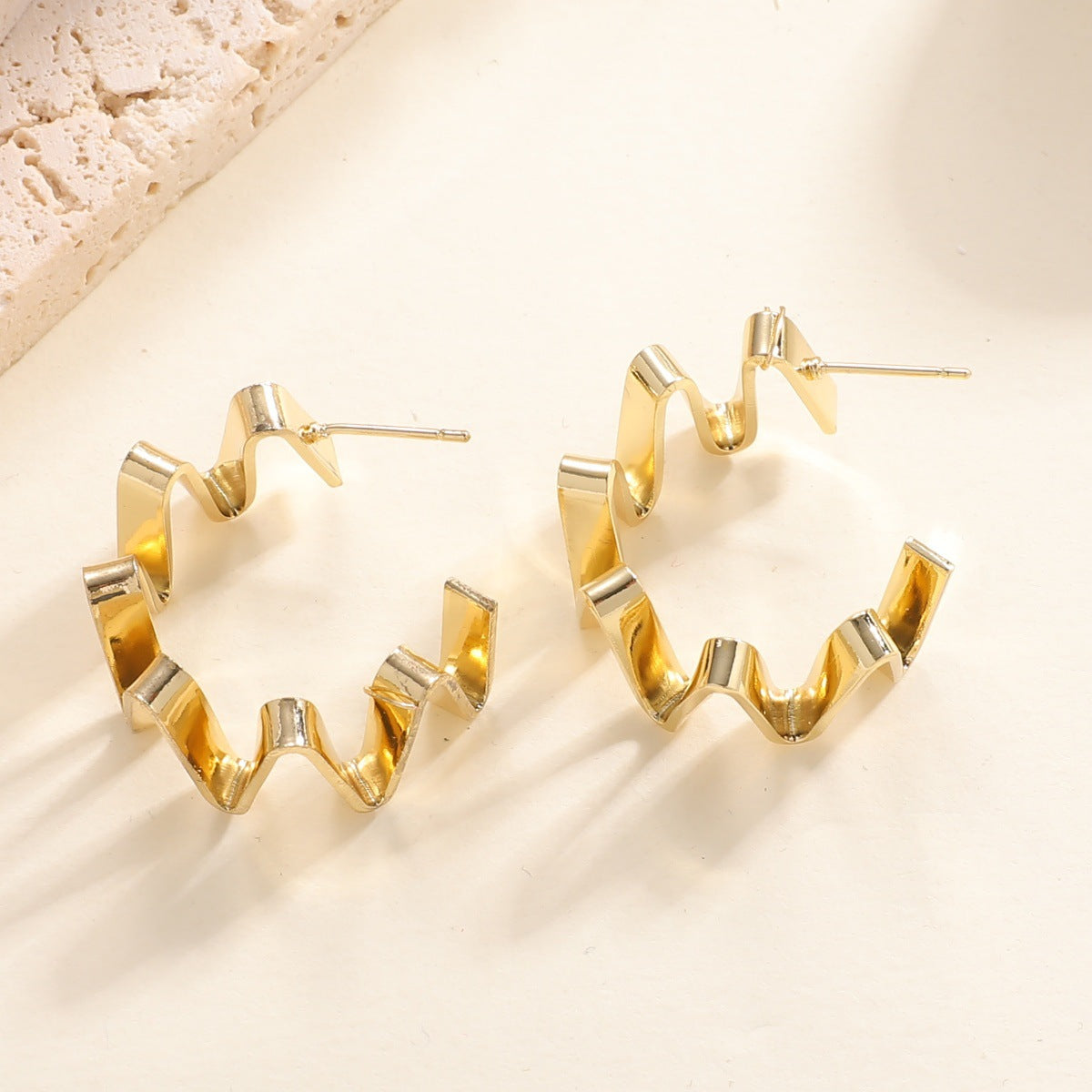 Women's Drop Earrings with Wavy Design Style and Serve
